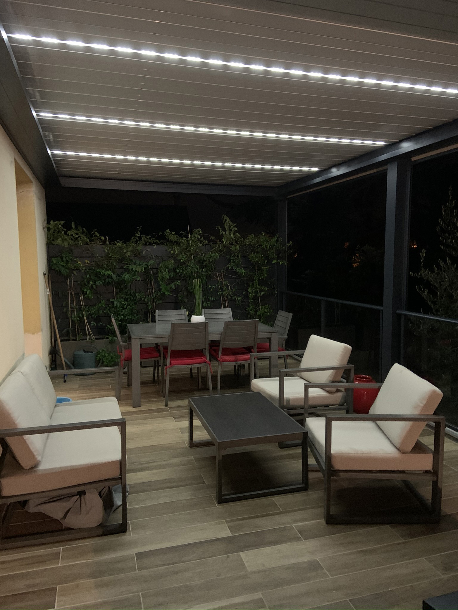 pergola open avec leds sur un salon extérieur