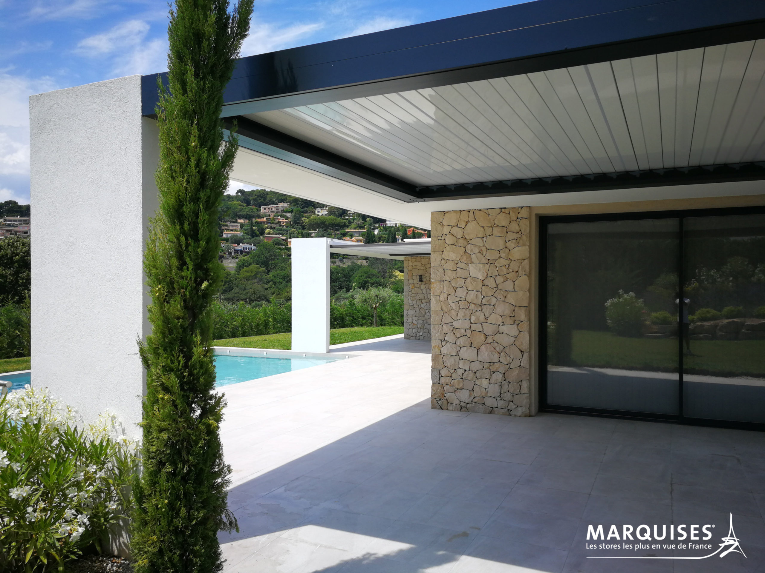 pergola open lames fermées intégrée dans la structure de la maison