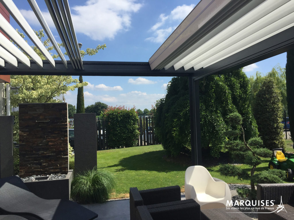 pergola bioclimatique en aluminium open R2 lames ouvertes rétractée par le milieu