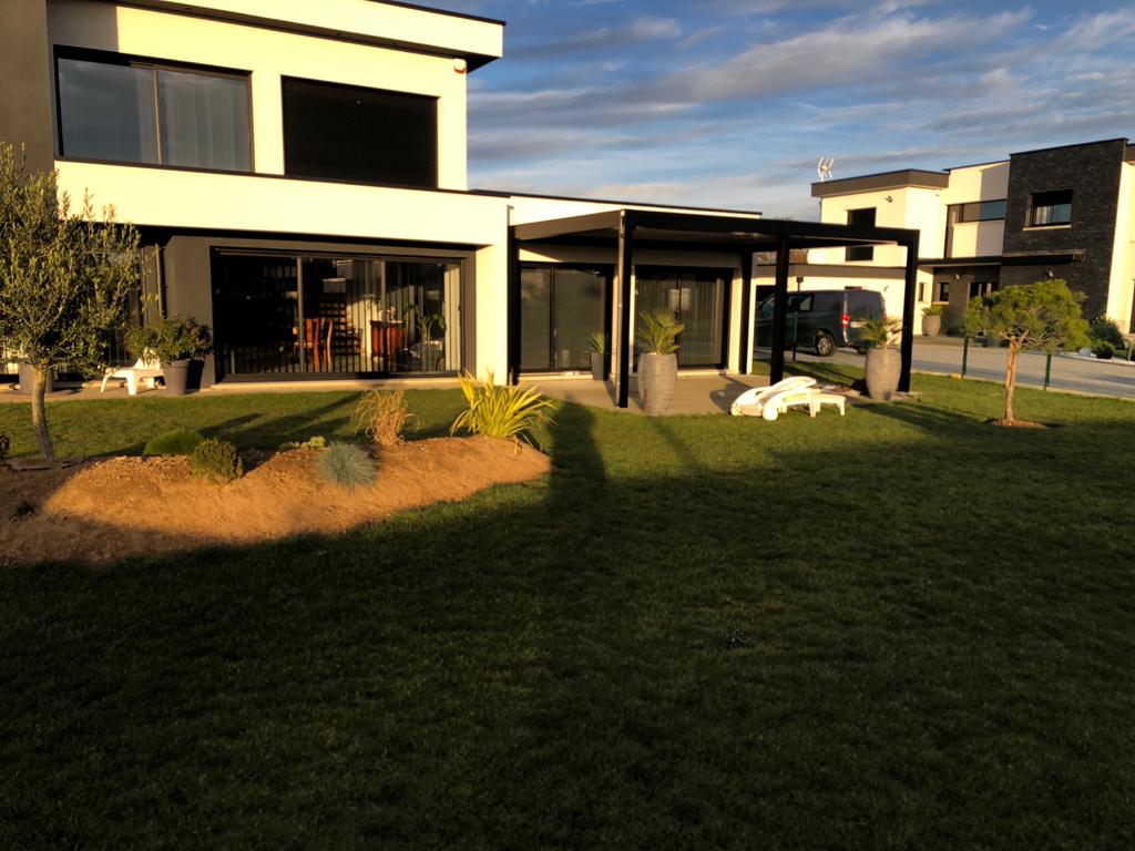 Pergola bioclimatique sur maison moderne en Seine-Maritime 76