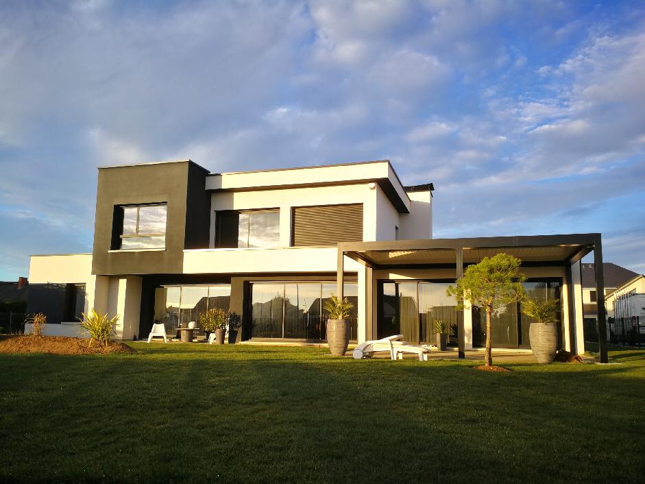 Pergola bioclimatique sur maison architecte-intégration parfaite à la modernité de la maison-noir- protection de la terrasse-en seine maritime eine-Maritime 76